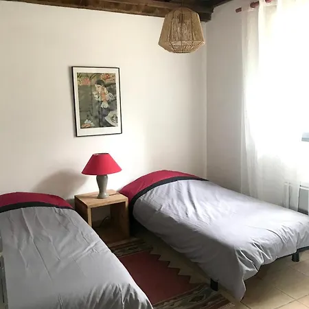 Maison Confortable Avec Piscine A Saint-Julien-de-la-Nef