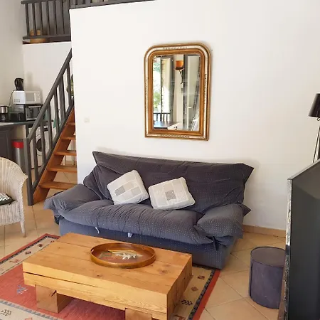 Maison Confortable Avec Piscine à *