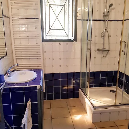 Maison Confortable Avec Piscine à Saint-Julien-de-la-Nef