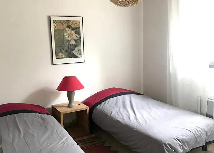 Maison Confortable Avec Piscine A Saint-Julien-de-la-Nef
